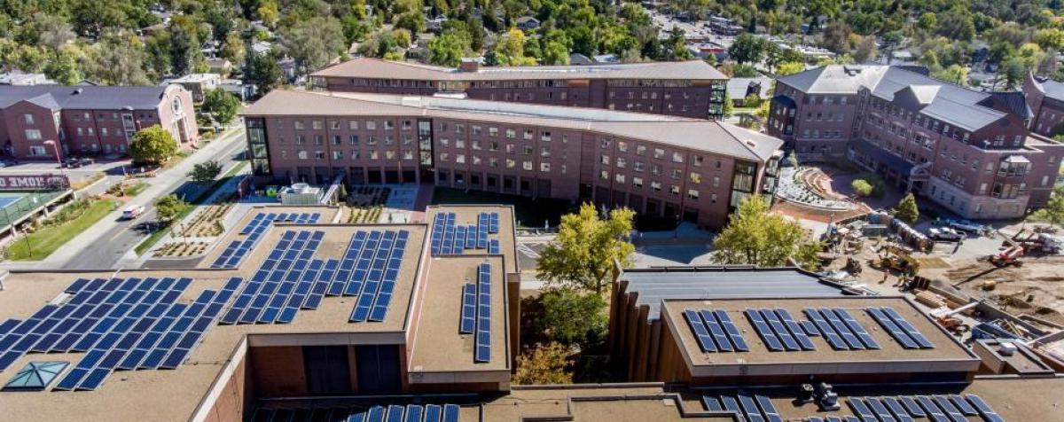 校园新建筑顶部的太阳能电池板
